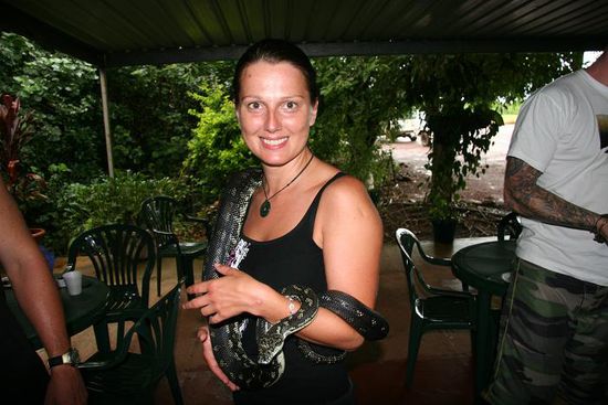 Ich mit einer Schlange um die Schultern