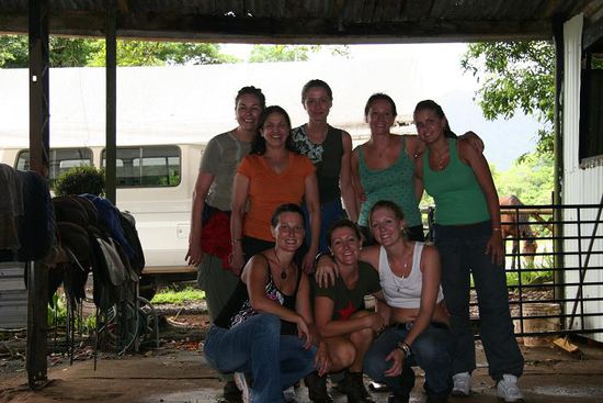 eine reine Maedelgruppe ging ausreiten im Regenwald