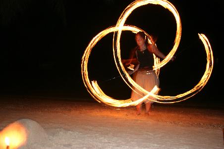 Feuertaenzerin am Strand