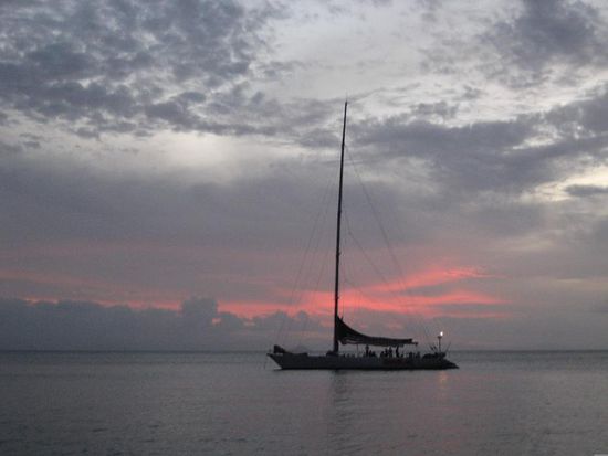 Sonnenuntergang in der Bluepearl Bay von Heyman Island