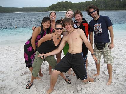 Jen (Canada), Jess (England), Elaine (Irland), Mark (England), Enrico (Italien), ich und Drew (England) am Lake Mc Kenzie auf Fraser Island ... 2 Maedels aus DE fehlen