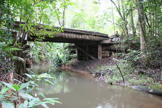 neben der Bruecke durch den Fluss