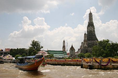 Ueberfahrt auf dem Chao Phraya River ... im Hintergrund der Wat Arun