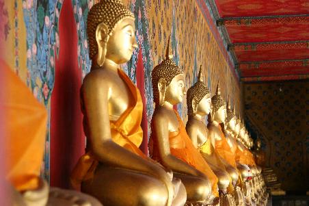 Buddahs um den Tempel