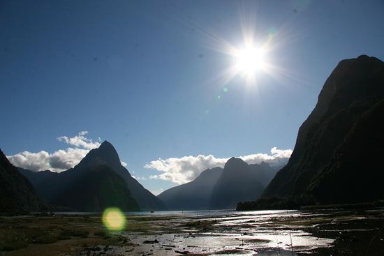 Milford Sound ... Mitre Peak bei strahlendem Sonnenschein
