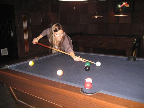 Emily beim Billard spielen