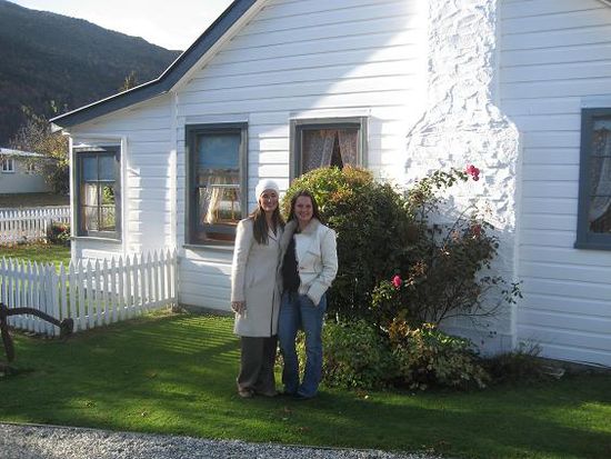 Emily und ich vor dem Motel im Old Cottage Style