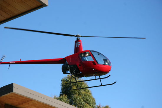 Wes im Anflug ueber das Haus