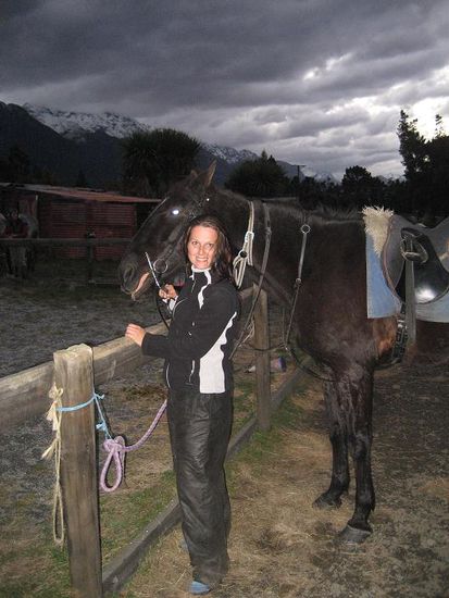 Heidi mit Elvis zurueck im Stall