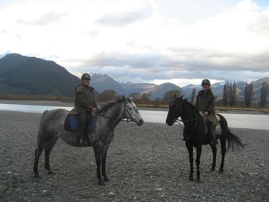 Ich auf Baxter und Emily auf Elvis