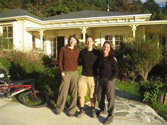 Jo (England), Colin (England) und Heidi vor der Mahana Homestead Lodge