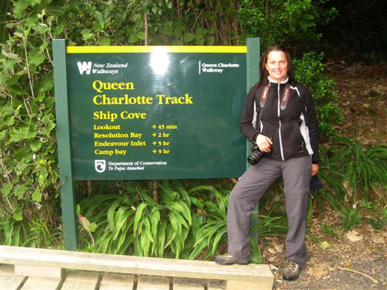 Heidi am Start des Queen Charlotte Track