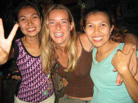 Im Ausgang mit der ganzen "Resort-Crew" in der Reggaebar: Links Baan und rechts Michelle.