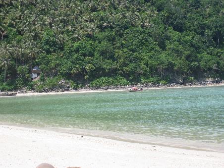 Beach in Phi Phi. Fast keine Menschen und das Meer warm wie eine Badewanne. Man kann mega weit rauslaufen und steht immer noch nur Huefttief im Wasser.