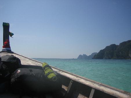 Nach einer Nacht im Hauptort von Phi Phi haben Paul und ich entschieden, an den Longbeacht zu wechseln. Also ab ins Longtailboat und die 10 Minuten fahrt genissen.