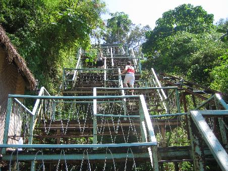 Der Aufstieg zum Phi Phi Hill Resort ist recht beschwehrlich, vor allem mit Gepaeck....