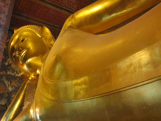 Der liegende Buddha im Wat Pho. Die Grösse kommt nicht ganz rüber... nur so viel, ich konnte ihn nicht ganz Fotografieren. Er ist 45 Meter lang! Der ganze Wat ist einfach riesig, ich bin 2 Stunden rumgelaufen und habe nicht alles gesehen!