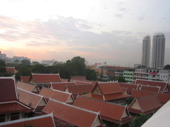Aussicht vom Dach des Hotels. Die roten Dächer sind ein kleiner Teil des Wat Chai Chana Songkahrm, welcher an die Soi Rambuttri grenzt. So nahe liegen tradtionelles Thailand und Moderne Kultur beieinander....