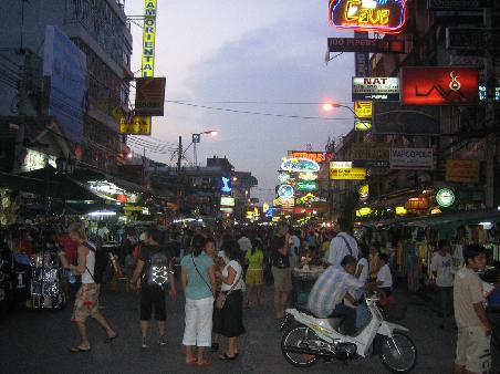 Khaosan Road in der Nacht.