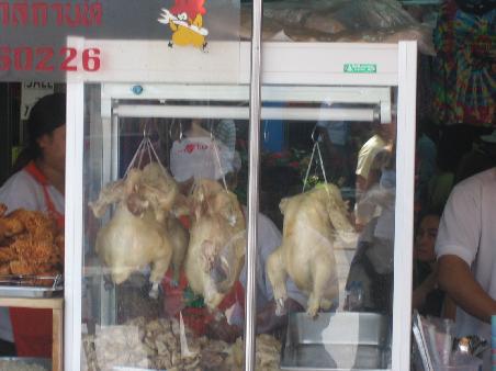 Hunger? Als ich diese Huehner sah, entschied ich, mich nur noch Vegetarisch zu ernaehren... Paht Thai with Egg...