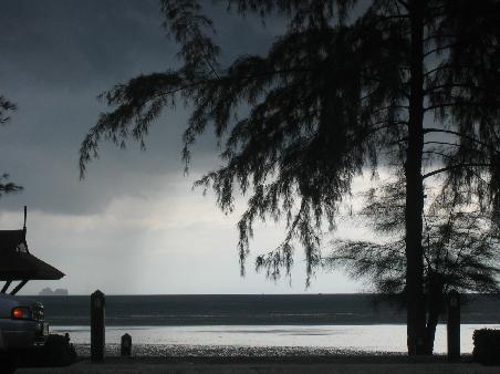 Strand bei Ebbe und kurz vor einem kleinen Gewitter.