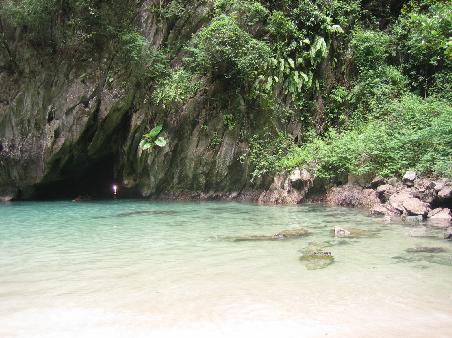 Das Emerald cave auf Ko Muk ist nur schwimmend und mit Taschenlampe zu erreichen. Man schwimmt vom Meer her in die Hoehle und erreicht nach kurzer Zeit, durch voellige Dunkelheit diese cave. Es wurde frueher von Piraten genutzt, um die Beute zu verstecken. Auf dem Bild sieht man jemand mit der Taschenlampe aus der Hoehle schwimmen.