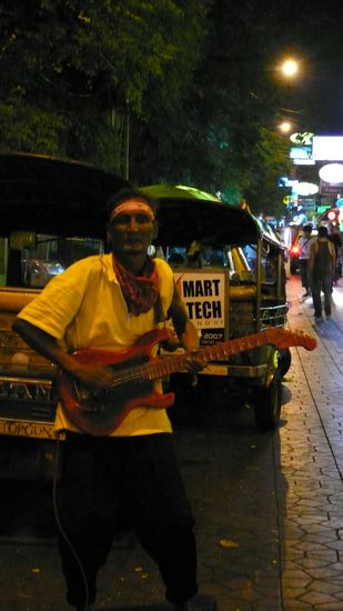 Strassenmusiker in Bangkok: Sehr alt (ca 70 Jahre alt), nur noch zwei Zaehne und einen riesen Sound veranstalten mit seinem Verstaerker. Nicht sehr Tinitu-Freundlich aber lustig zum zuschauen!