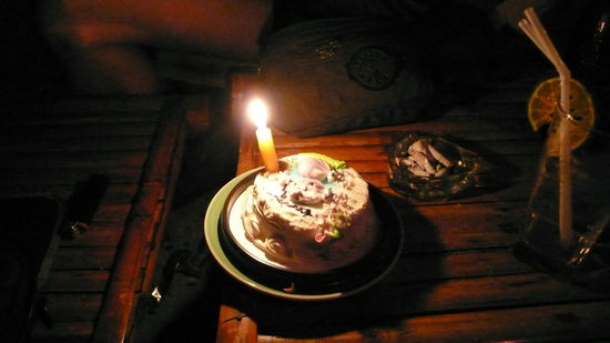 Auf Koh Lanta habe ich einen Geburtstagskuchen erhalten... Habe mich sehr darüber gefreut. Und nach Kaffee und Kuchen liessen Mot und Familie wieder einen dieser Ballone für mich steigen, welche mir Glück und Gesundheit bringen soll.