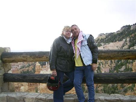 Am Bryce Canyon:
Ich bin restlos überwältigt. Das kann man auf den Fotos gar nicht rüberbringen. Das 3-dimensionale fehlt einfach. Toll!