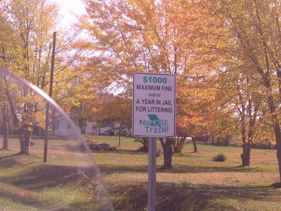 1.000$ Strafe und/oder ein Jahr Knast, wenn man hier etwas wegwirft. Müßte es bei uns auch geben!