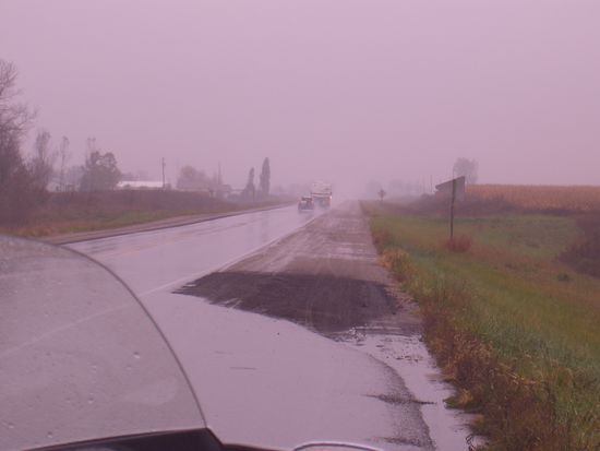 Nass, alles nass und kalt. 
Rechts und links sind Fahrstreifen für die Amish-Kutschen.