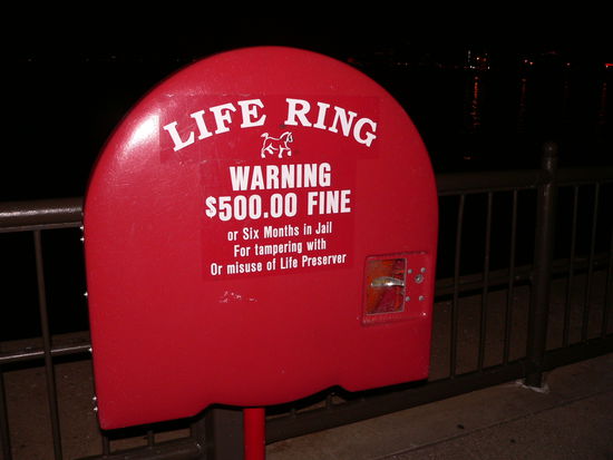 Lieber vorher überlegen, ob man dem Ertrinkenden den Ring zuwirft. Bei den Strafen...