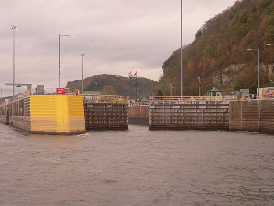 Wir fahren in die Schleuse rein