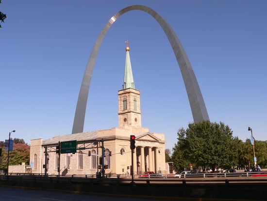 St. Louis, Gateway Arch.
(Leider weiß ich den Namen der Kirche nicht mehr.)