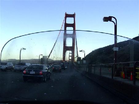Wir fahren über Golden Gate Bridge.