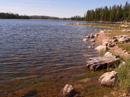 Schöner See mit ganz klarem Wasser