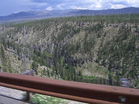 Yellowstone N.P. Nicht nur fast alle Bäume verbrannt. Auch alle Leitplanken verrostet...