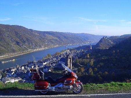 Meine GoldWing im November 2005 zuhause oberhalb von Oberwesel. Hier ist der Rhein am schönsten und der Wein am besten...