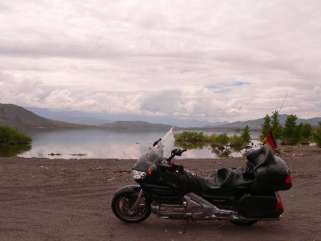 Schönes Moped an schönem See