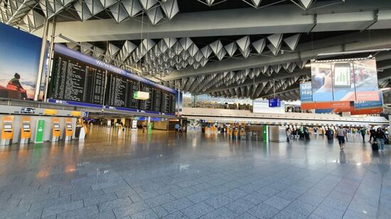 Flughafenhalle Frankfurt FRA. Leer.