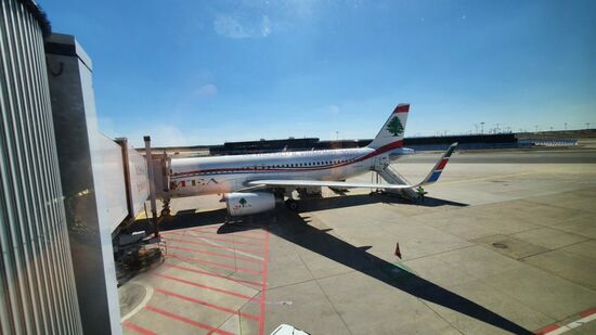 Frankfurt. Noch ist der MEA-Flieger angedockt.