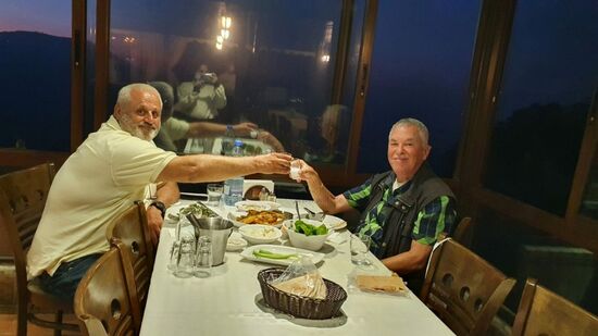 Prost. Abends im Restaurant. Mein Freund Nassib und ich. Arak...