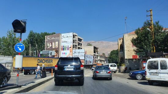 Auf dem Rückweg in Zahlé. Deutsch beschriftete Lkw und Pkw sieht man hier im Libanon öfters.