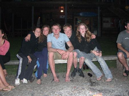 Abends am Lagerfeuer im Surfcamp