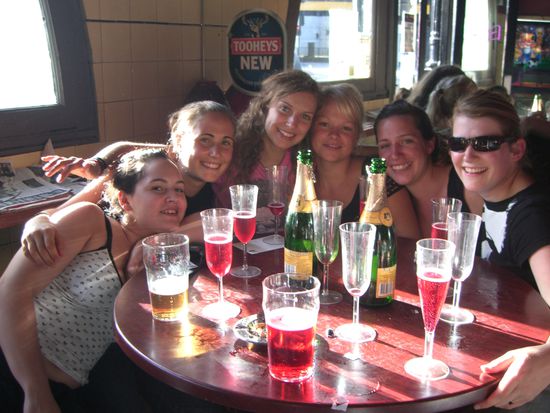 Das war dabn nicht mehr auf den AUstralien Open. Da geniessen wir gerade unseren freien Champagner mit den Maedels aus unserem Hostel!