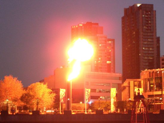 Feuershow vorm Casino in Melbourne! Beim ersten mal haben wir gedacht es sei was in die Luft gegangen!