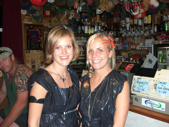 Maria und Anna aus Daenemark! ( Wir mussten uns alle mit Muellsaecken verkleiden!)