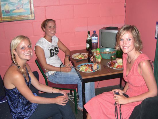 Super leckeres Geburtstagsessen fuer Maria(v.r.)! Kann man zwar nicht so gut erkennen auf dem Foto aber es gab Fisch! War echt mal was besonderes!