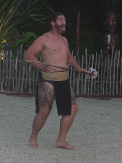 Die Begruessungszeremonie beim Maoriabend! Man durfte nicht lachen!