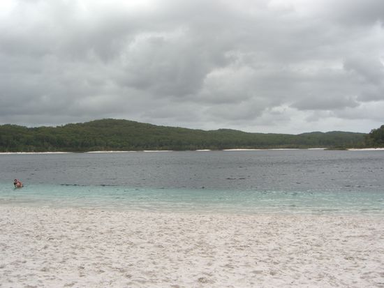 lake mc kenzie! leider hatten wir nicht so schoenes wetter, aber trotzdem war es einfach nur toll. super klares,warmes wasser und sooooooooo blau!